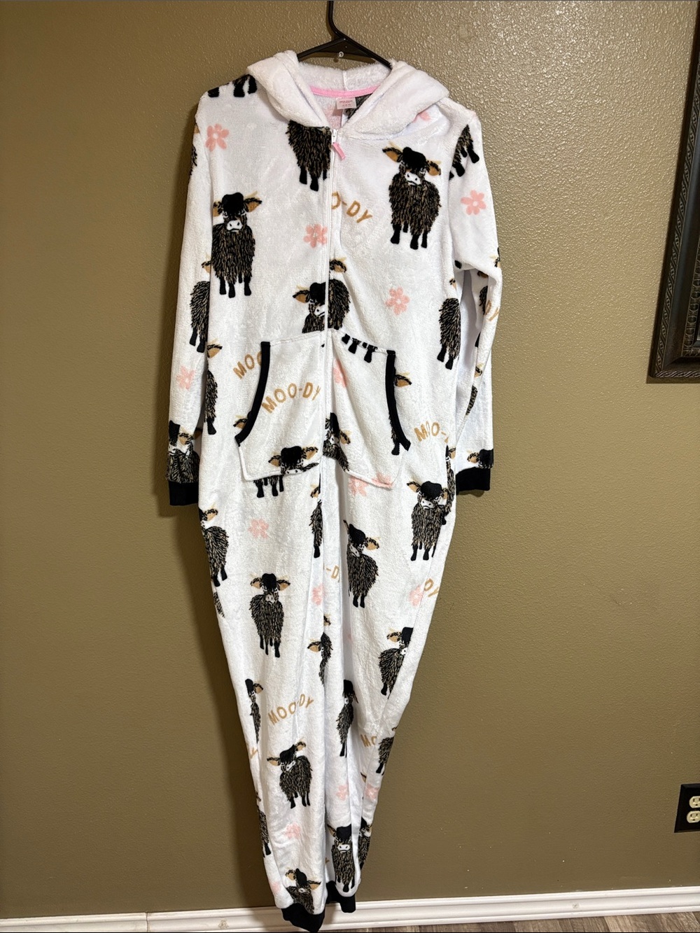 Holiday Time White Hooded  Cow Onesie Pajama with Pink Accents Size : Medium
